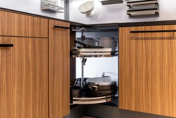 64a67ca94126f17d1c945e68_REVO90_Teaser_800x600px_Eckschrank-Kueche